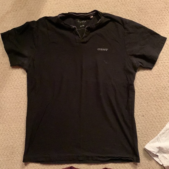 (3) guess v-neck t-shirts. - Picture 3 of 4